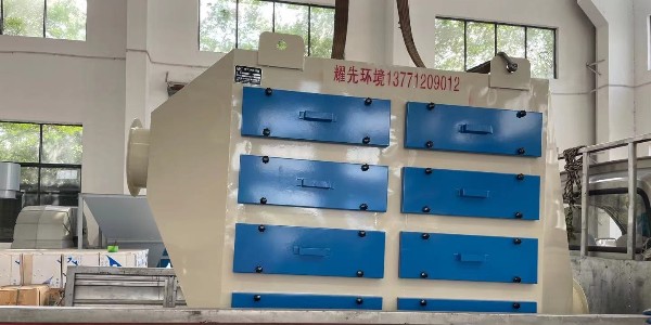 發(fā)貨忙不停全力以赴為客戶：廢氣處理廠家耀先環(huán)境<i style='color:red'>活性炭吸附箱</i>發(fā)貨